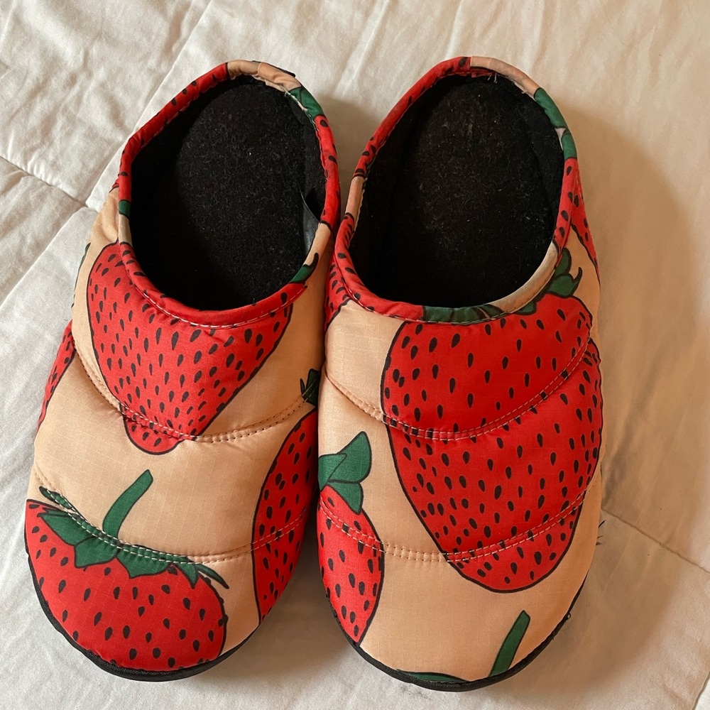 Puffy BAGGU Strawberry Slippers M/L